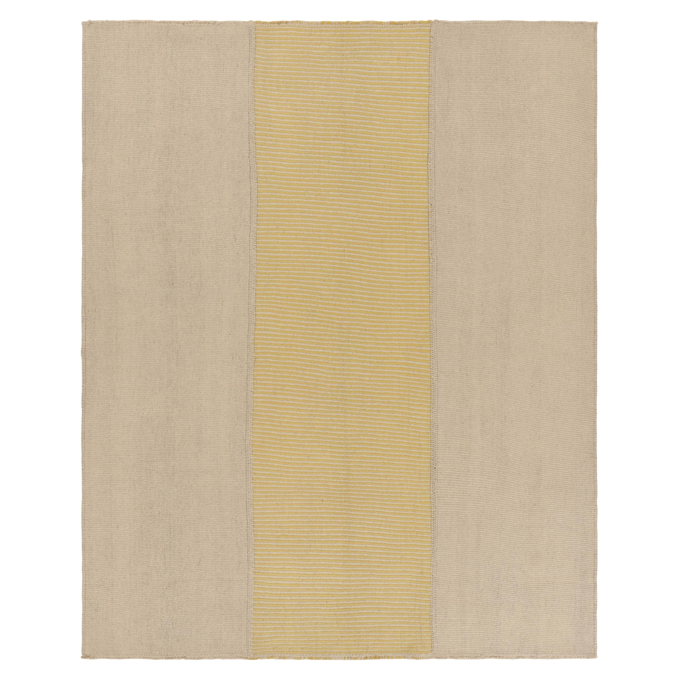 Rug & Kilim è un kilim contemporaneo a strisce beige e gialle in vendita