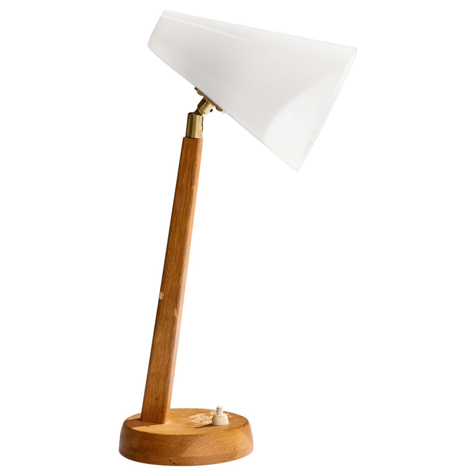 Falkenberg Belysning, lampe de table, laiton, Oak, acrylique, Suède, années 1960 en vente