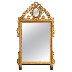 Specchio francese Luigi XVI del 19° secolo in legno dorato con inserto ovale e stemma dell'alloro