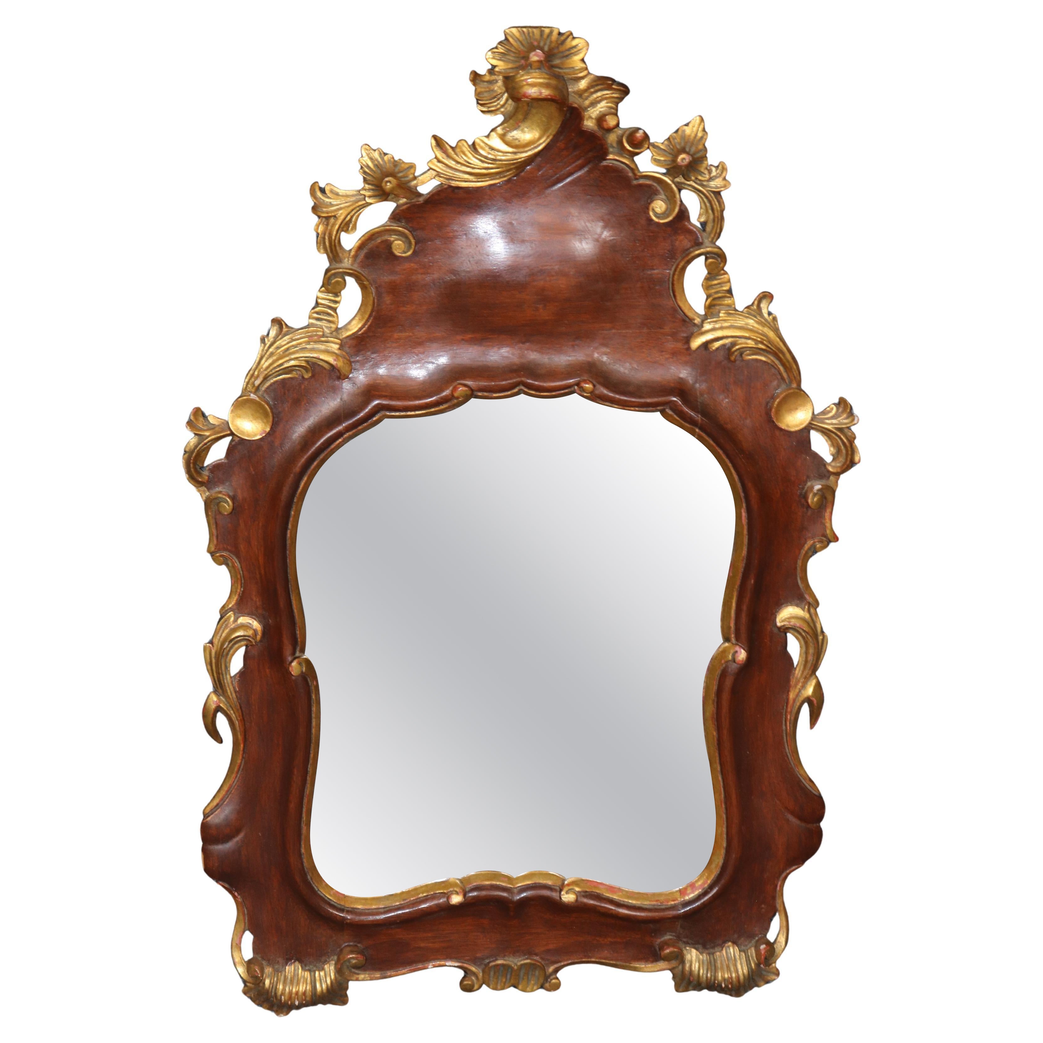 Petit miroir italien ancien de style rococo en bois sculpté et doré en vente