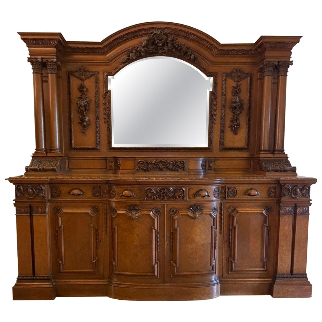Monumentale credenza antica in Oak intagliata di qualità da Maple & Co. in vendita