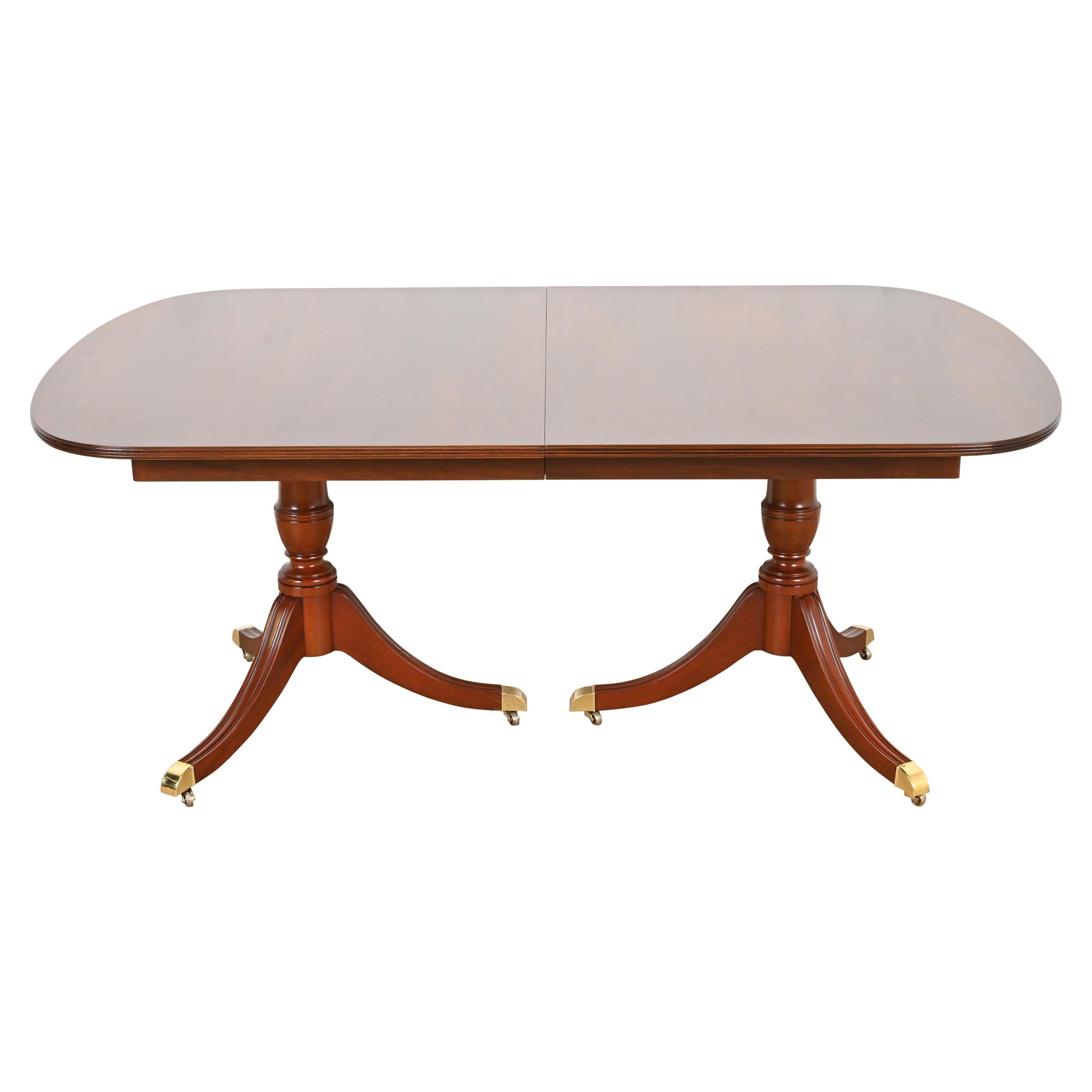 Kindel Furniture Mesa de comedor Georgian Flame de caoba con pedestal, repintada en venta