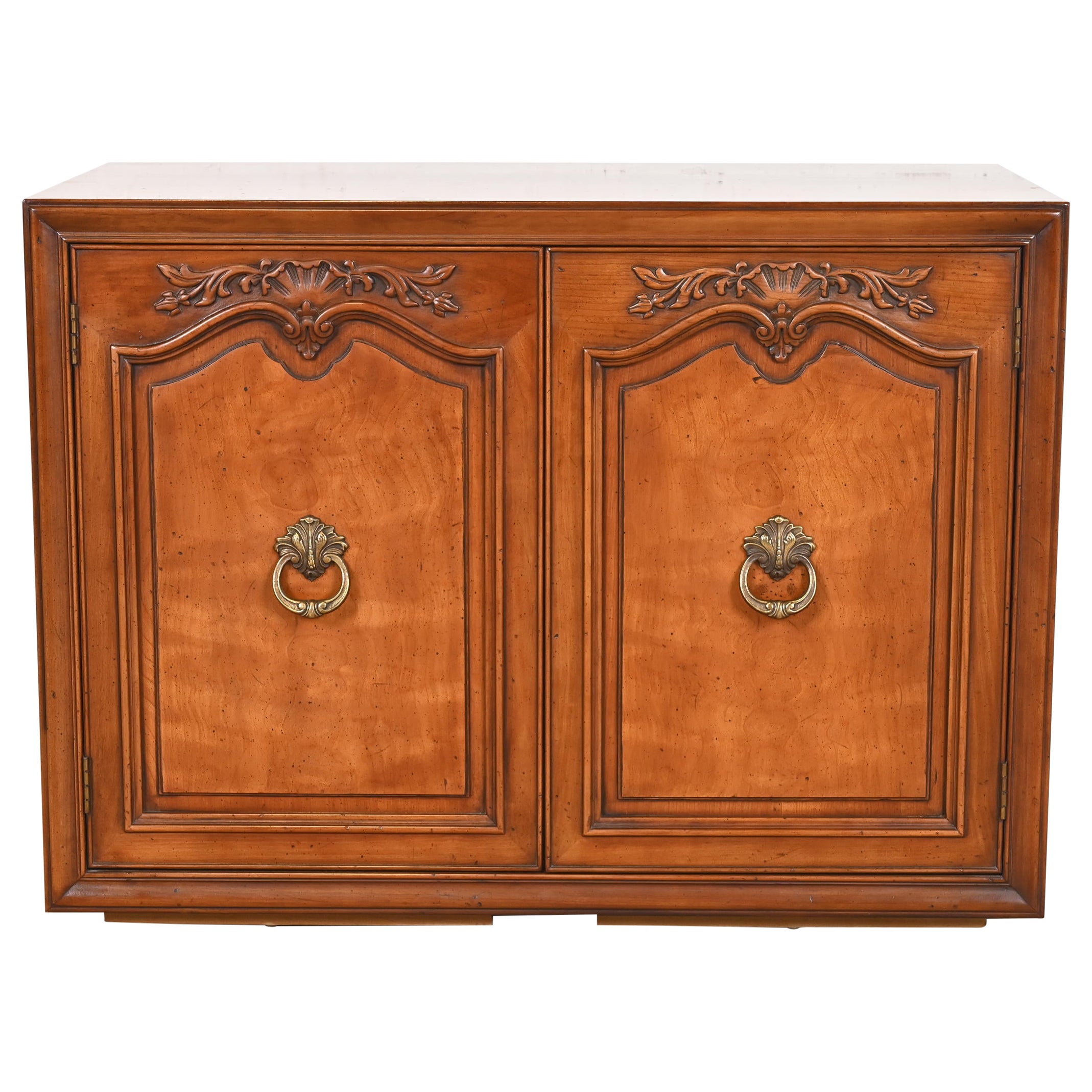 Henredon Servidor buffet o mueble bar provincial francés Luis XV de nogal tallado