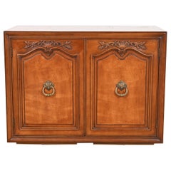 Henredon Servidor buffet o mueble bar provincial francés Luis XV de nogal tallado