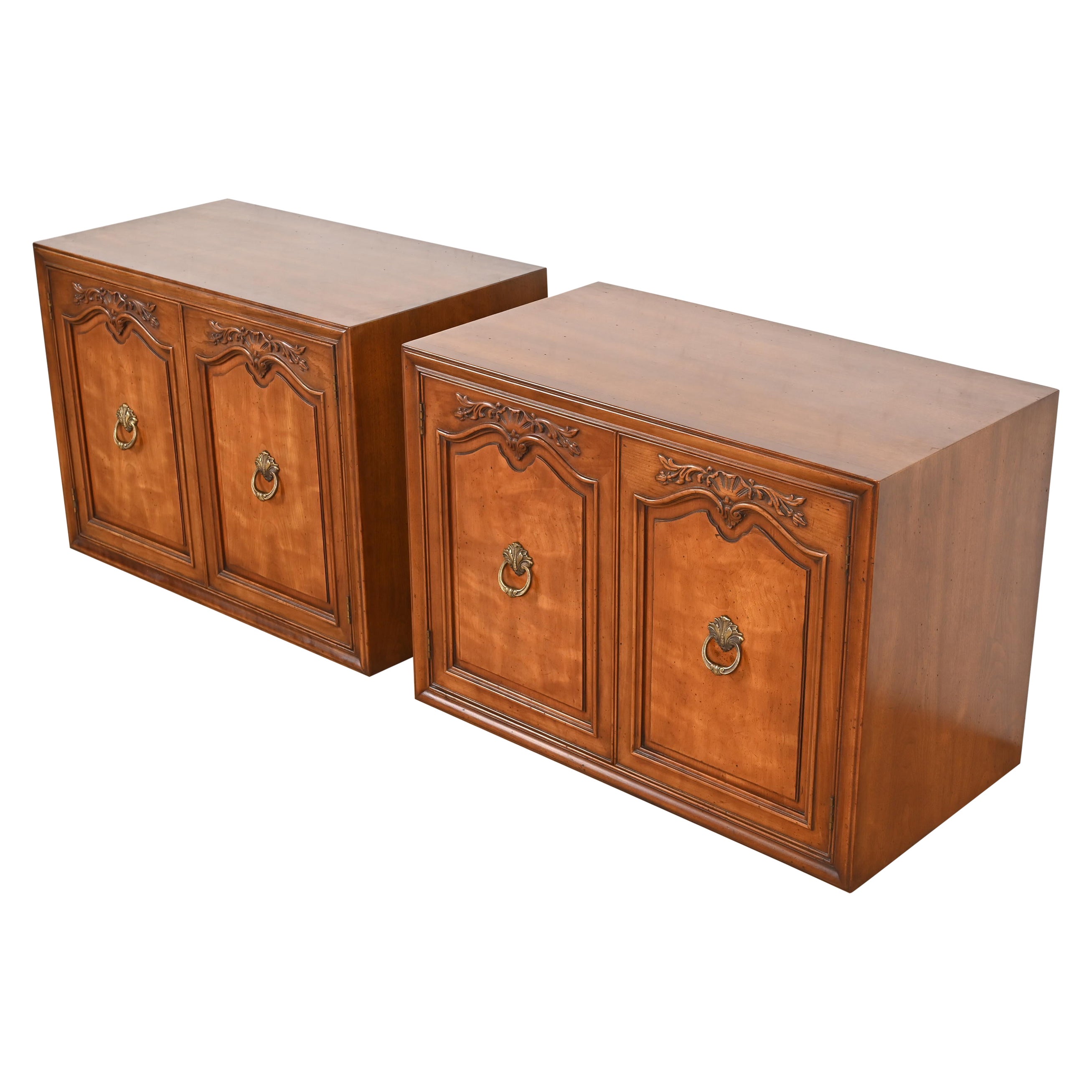 Henredon Buffet o mueble bar provincial francés Luis XV de nogal tallado en venta