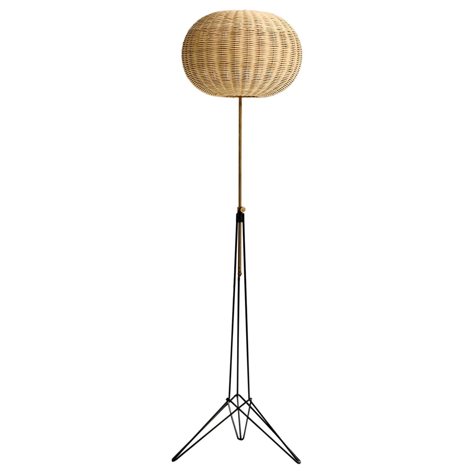 Lampada da terra di design italiano, ottone, metallo, rattan, Italia, anni '60 in vendita