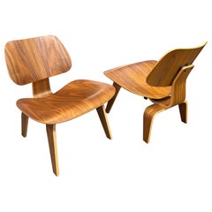 Paire de chaises LCW Eames en contreplaqué moulé, 2013