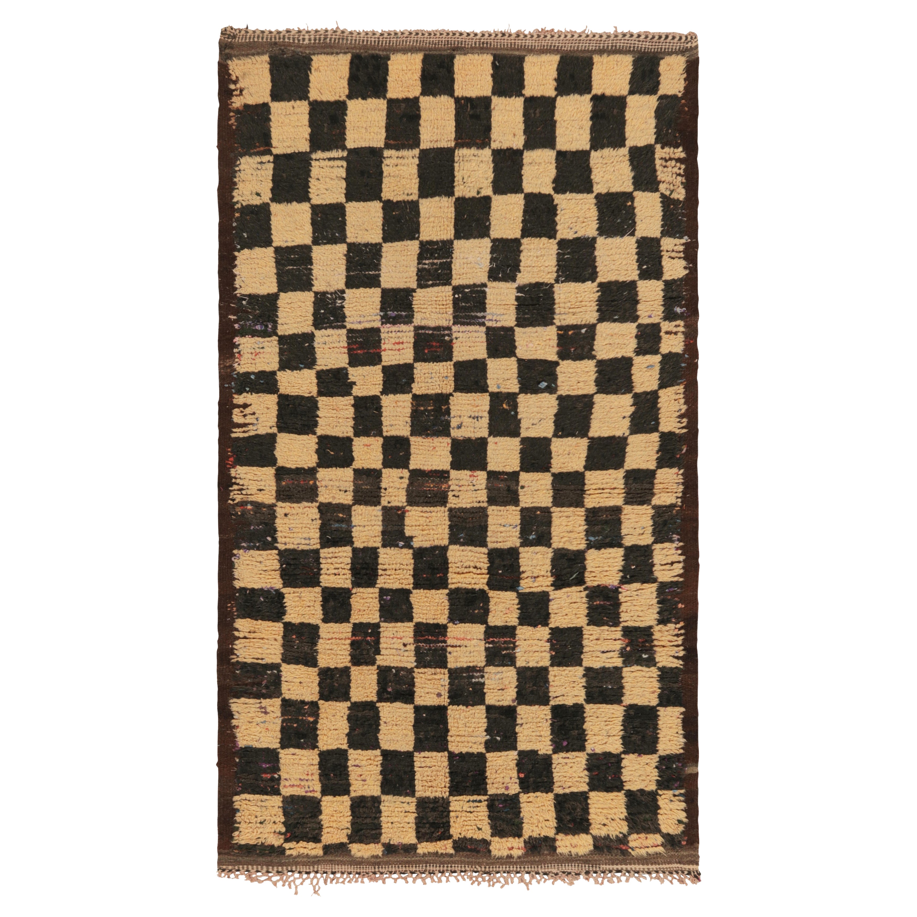 Alfombra marroquí vintage, geométrica a cuadros negros y beige - Rug & Kilim