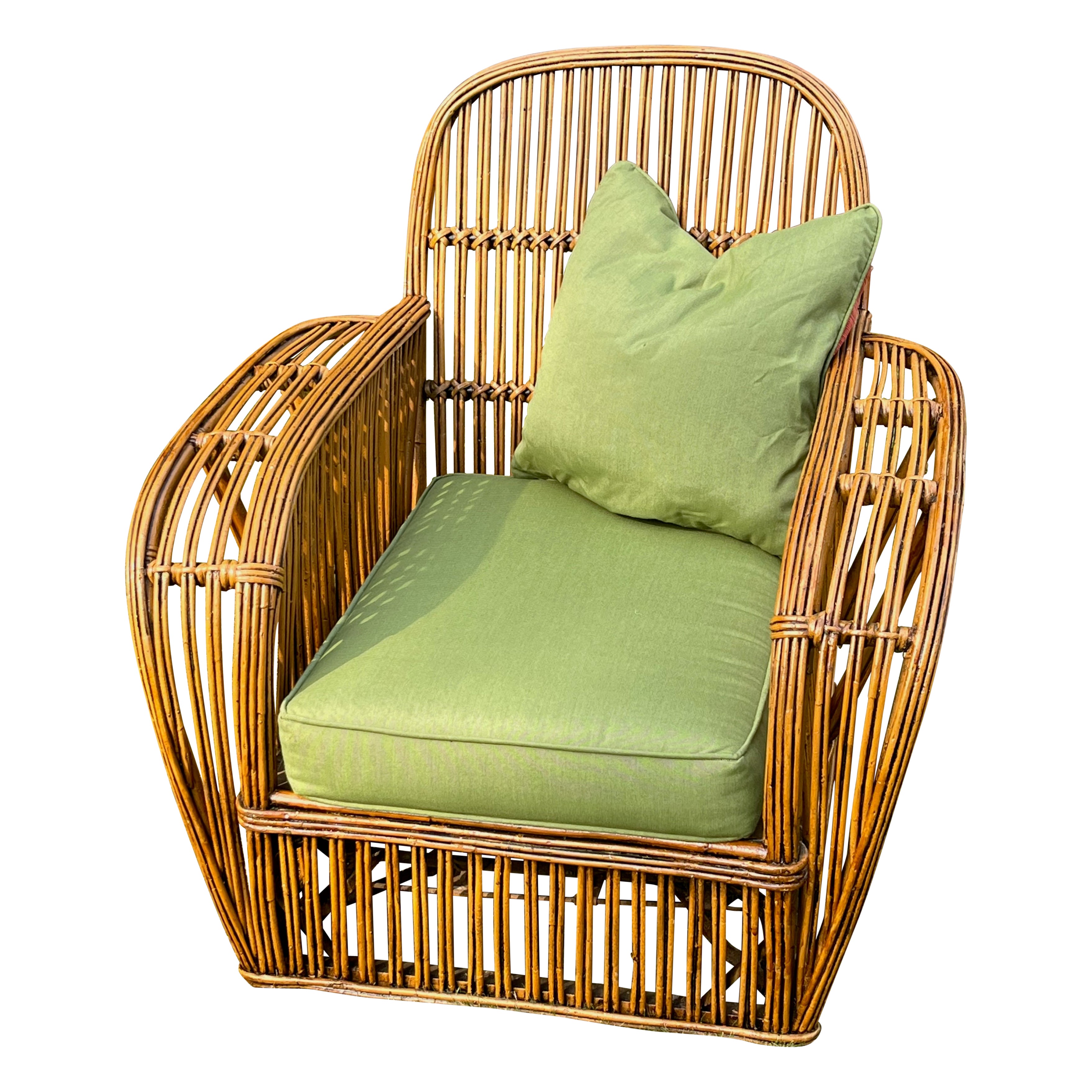 Una grande poltrona Art Deco in rattan con finitura naturale e cuscini Sunbrella color cilantro. in vendita