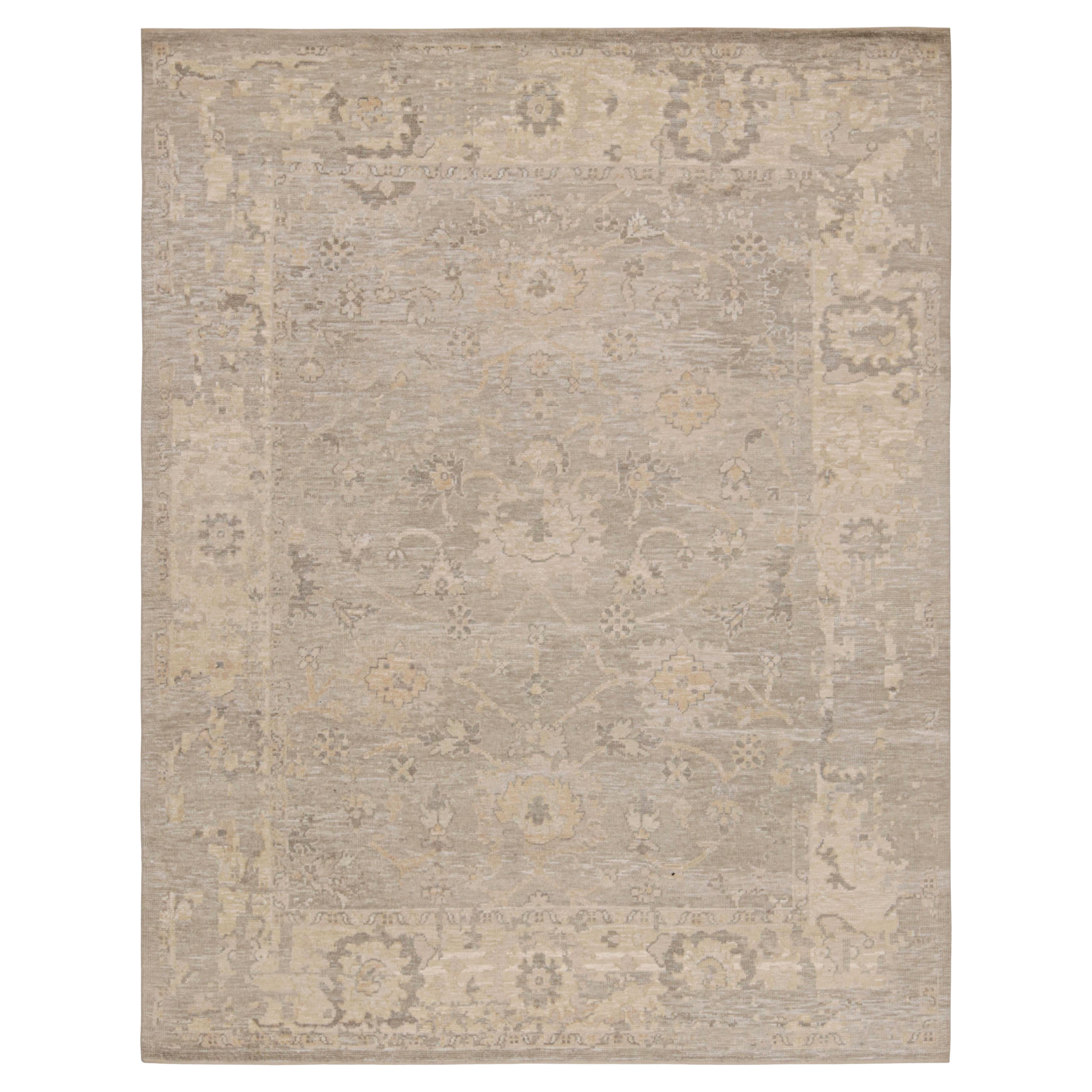 Tappeto in stile Oushak di Rug & Kilim in grigio e beige con motivo floreale all over
