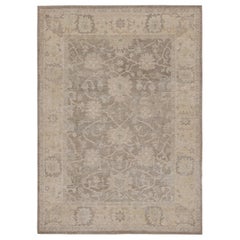 Tappeto in stile Oushak di Rug & Kilim in grigio e beige con motivo floreale all over