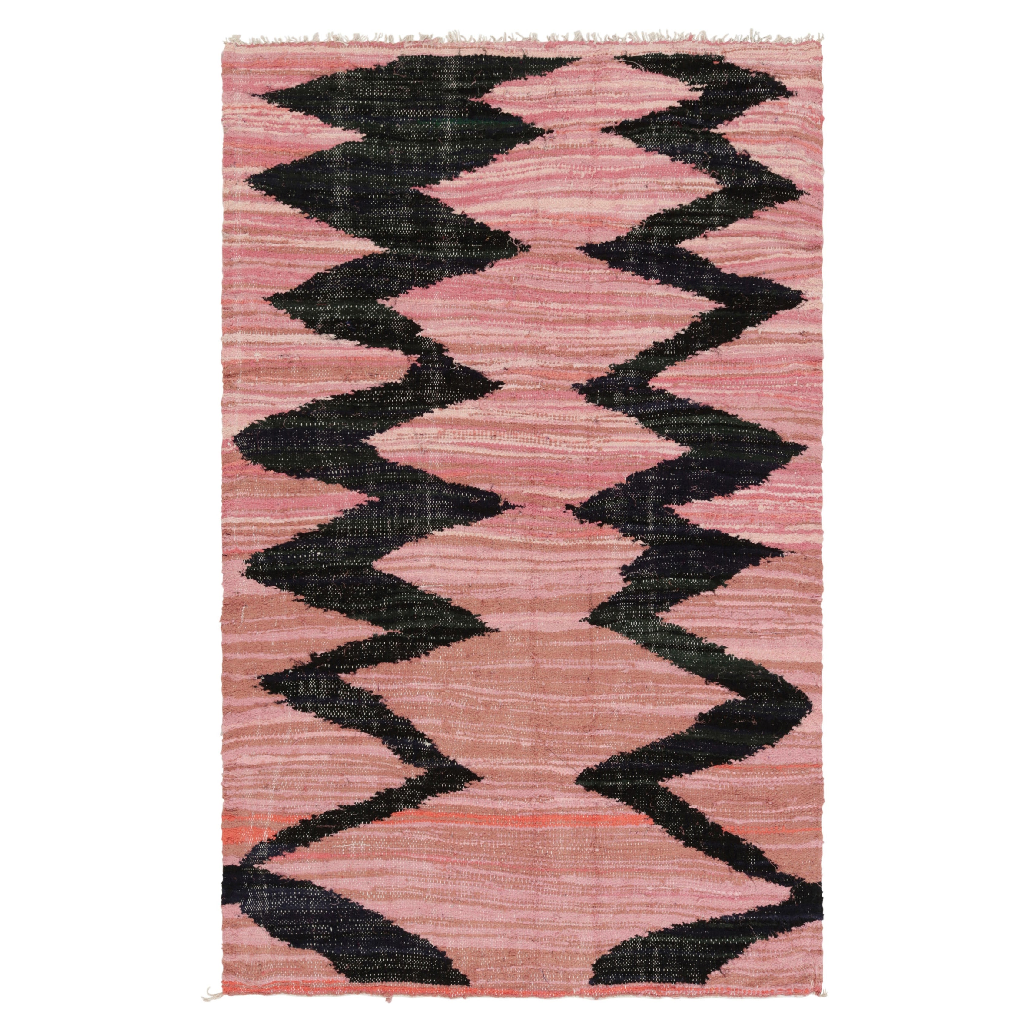 Tappeto marocchino vintage in rosa e nero con motivo a reticolo di diamanti - Rug & Kilim in vendita