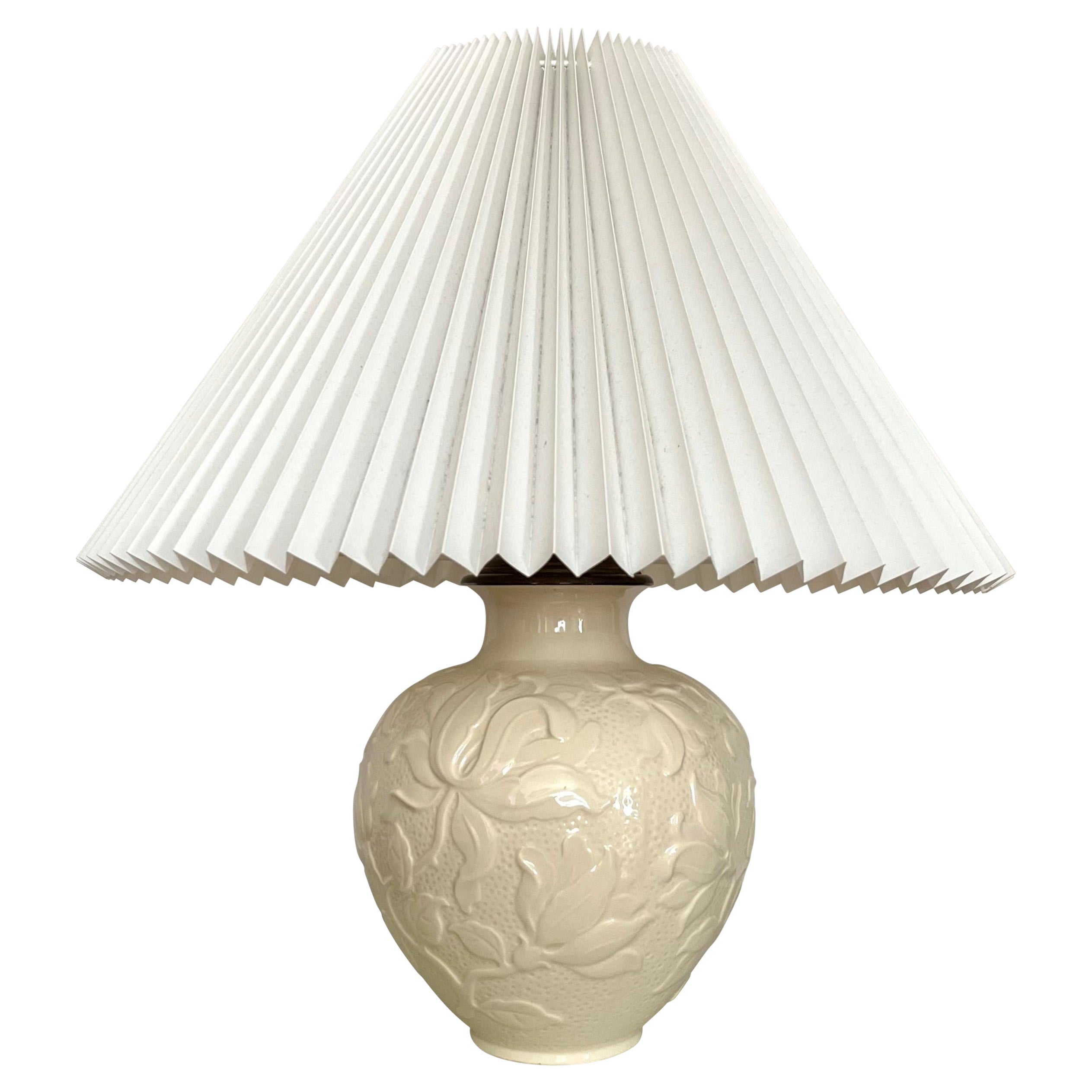 Lampe de table en céramique blanc-crème, motifs floraux en relief, Villeroy & Boch, années 1950 en vente