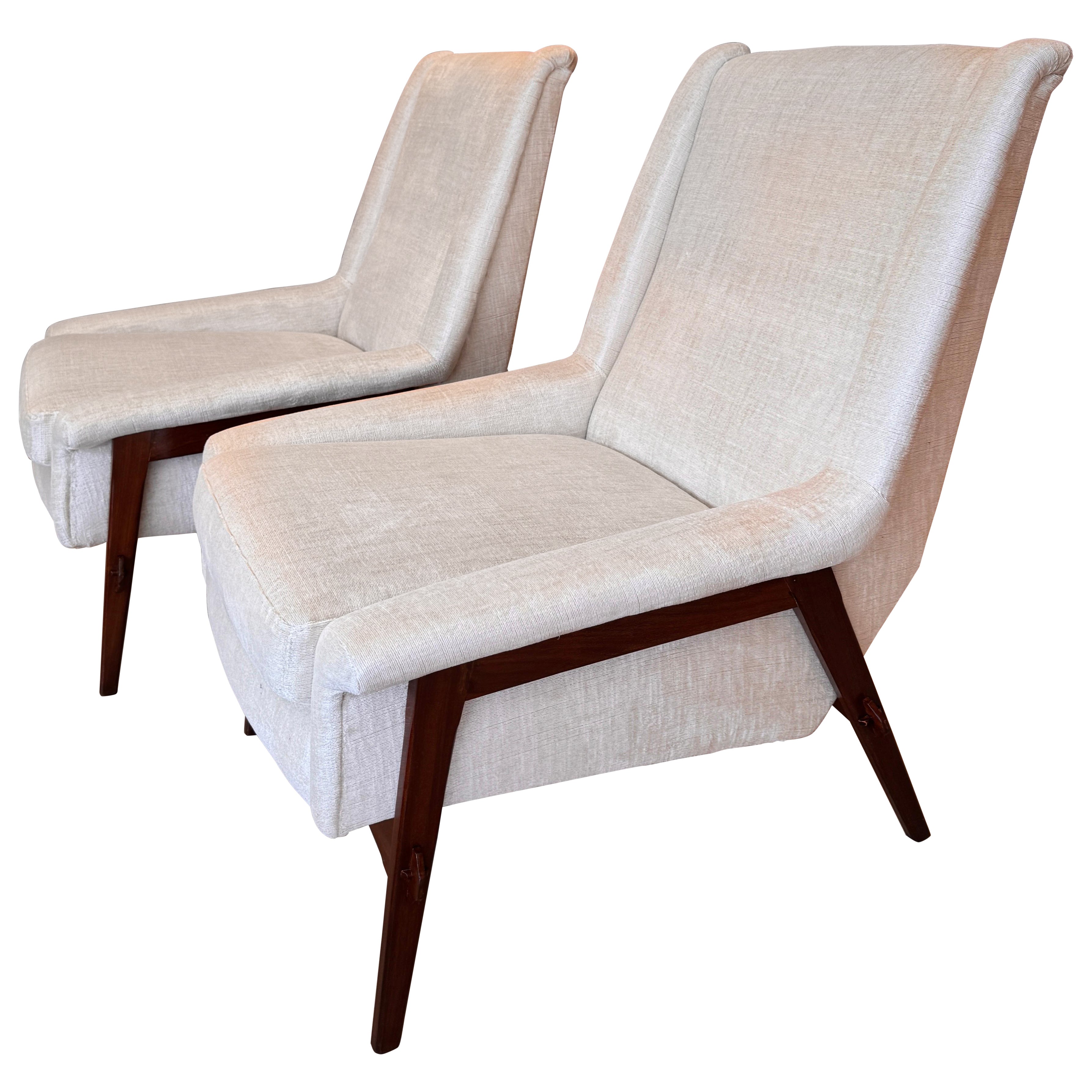Ein Paar Poltrona-Sessel aus einer frühen Ausgabe im Angebot