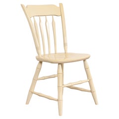 Chaise d'appoint ou de bureau en érable massif sculpté et laqué crème à dossier en fuseau