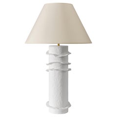 Lampada da tavolo scultorea "Chanterelle" in gesso bianco con seta  Paralume ecru, nuovo