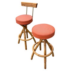 Restauriertes Paar Rattan-Barhocker mit Spiralbeinen und orangefarbenen Polstern
