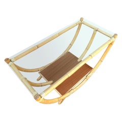 Table basse en rotin restaurée en forme de bateau avec étagère en acajou