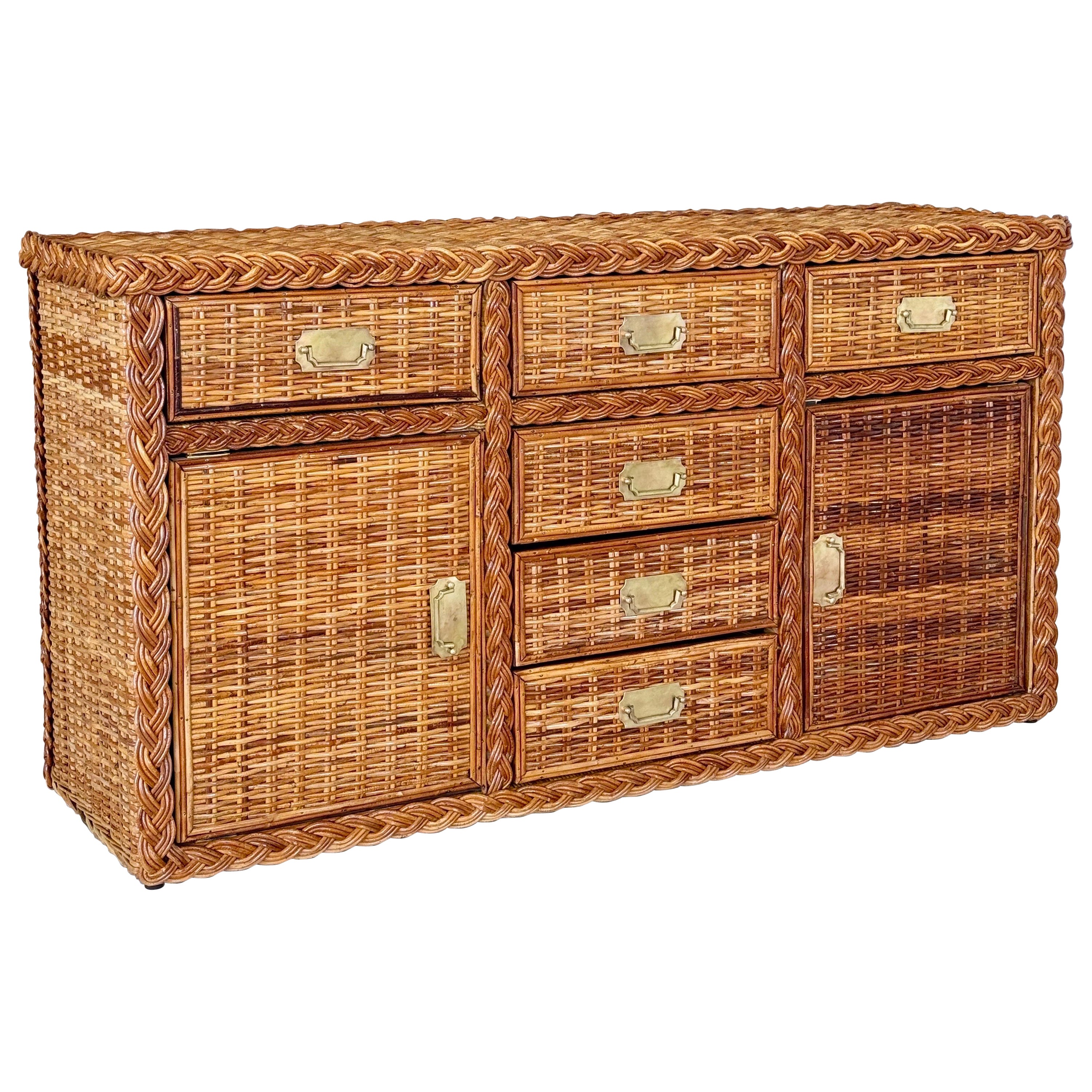 Vintage Organic Modern Restauré Grand Buffet en Rotin Tressé Avec Quincaillerie en Laiton en vente