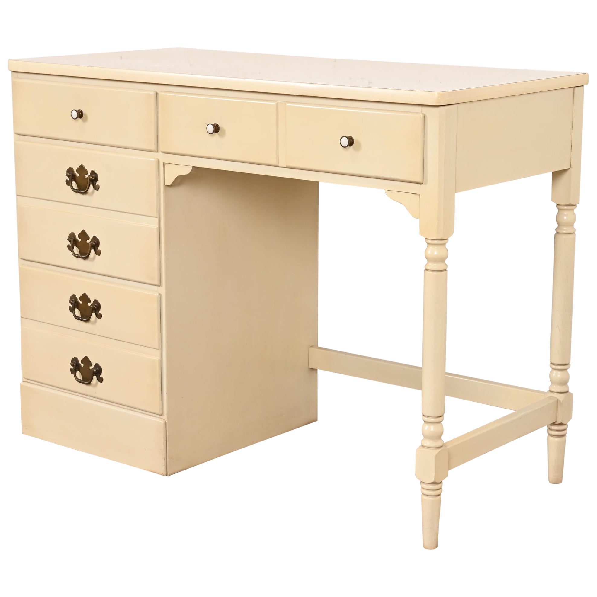 Bureau américain en érable massif sculpté et laqué crème, Circa 1970 en vente
