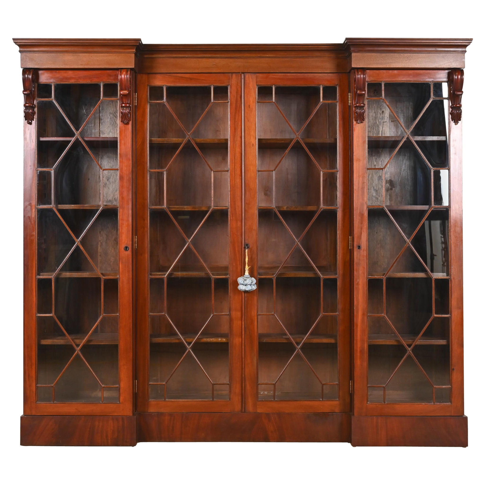 Ancienne armoire bibliothèque triple en acajou sculpté de style géorgien anglais en vente