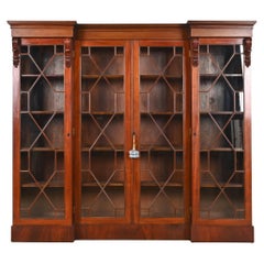 Ancienne armoire bibliothèque triple en acajou sculpté de style géorgien anglais