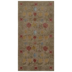 Rug & Kilim's Spanish European Style Rug in Beige with Floral Patterns "Bilbao" (tapis espagnol de style européen en beige avec des motifs floraux)