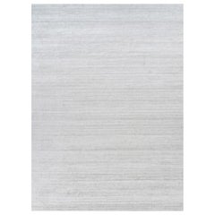 Rug & Kilim's übergroßer Strukturteppich in massivem Grau und Off-White-Streifen
