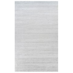 Rug & Kilim's übergroßer Strukturteppich in massivem Grau und Off-White-Streifen