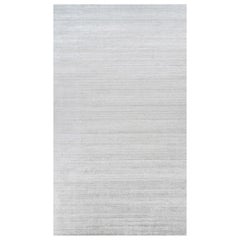 Rug & Kilim's übergroßer Strukturteppich in massivem Grau und Off-White-Streifen