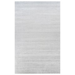 Rug & Kilim's übergroßer Strukturteppich in massivem Grau und Off-White-Streifen