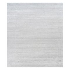 Rug & Kilim's übergroßer Strukturteppich in massivem Grau und Off-White-Streifen
