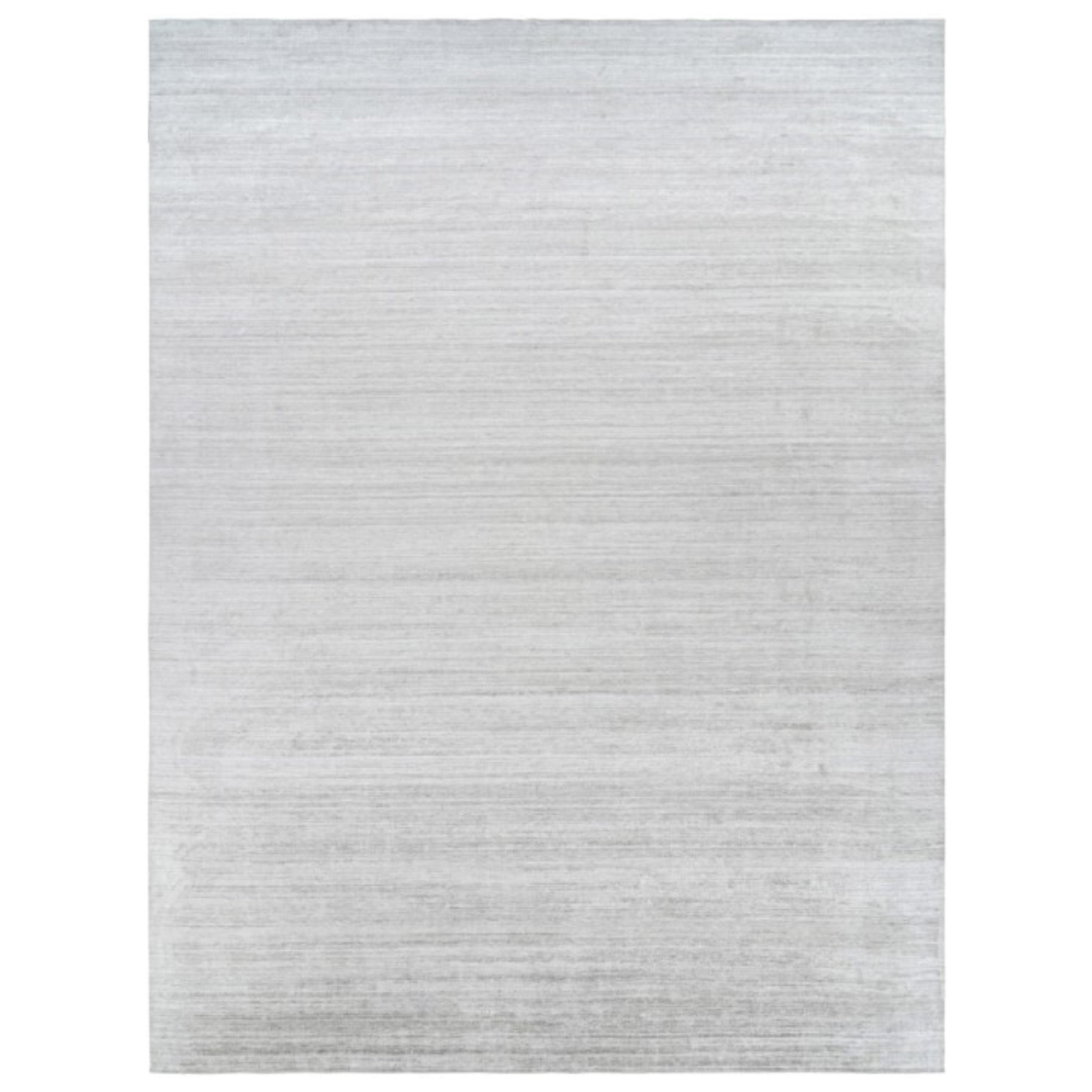 Rug & Kilim's übergroßer Strukturteppich in massivem Grau und Off-White-Streifen im Angebot