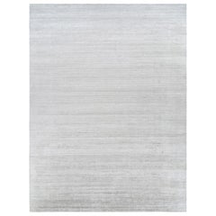 Rug & Kilim's übergroßer Strukturteppich in massivem Grau und Off-White-Streifen