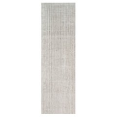 Tapis texturé surdimensionné de Rug & Kilim dans des tons beige et crème unis et des rayures