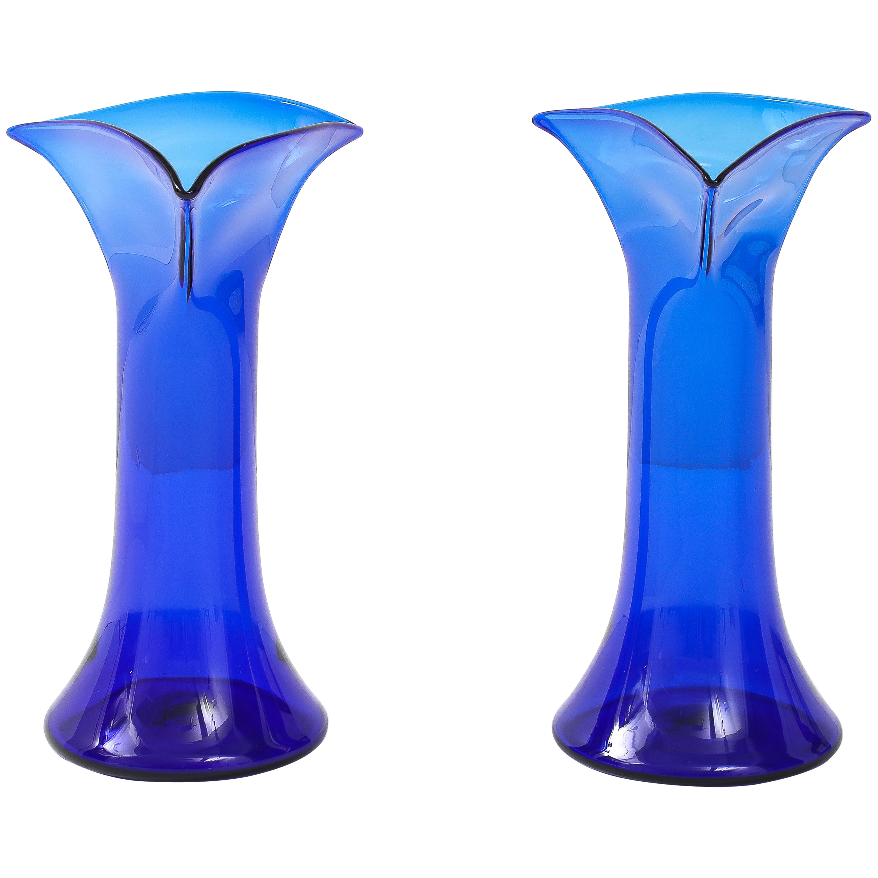 Vases sculpturaux en verre bleu soufflé à la main des années 1960