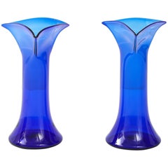 Vases sculpturaux en verre bleu soufflé à la main des années 1960