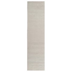 Rug & Kilim è un tappeto moderno in argento massiccio e bianco sporco tono su tono.