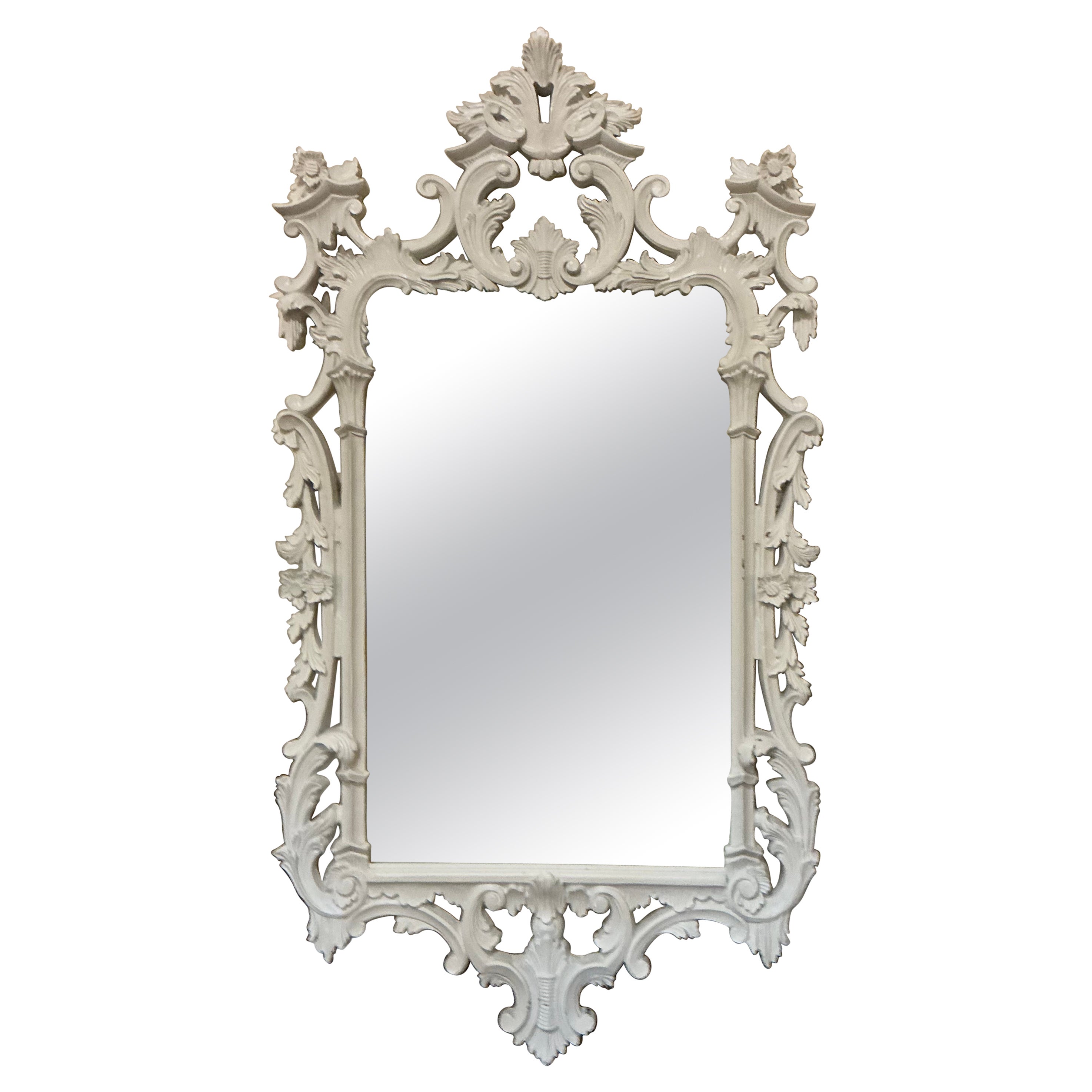 1970 Miroir mural italien en bois sculpté et composition de style Chippendale