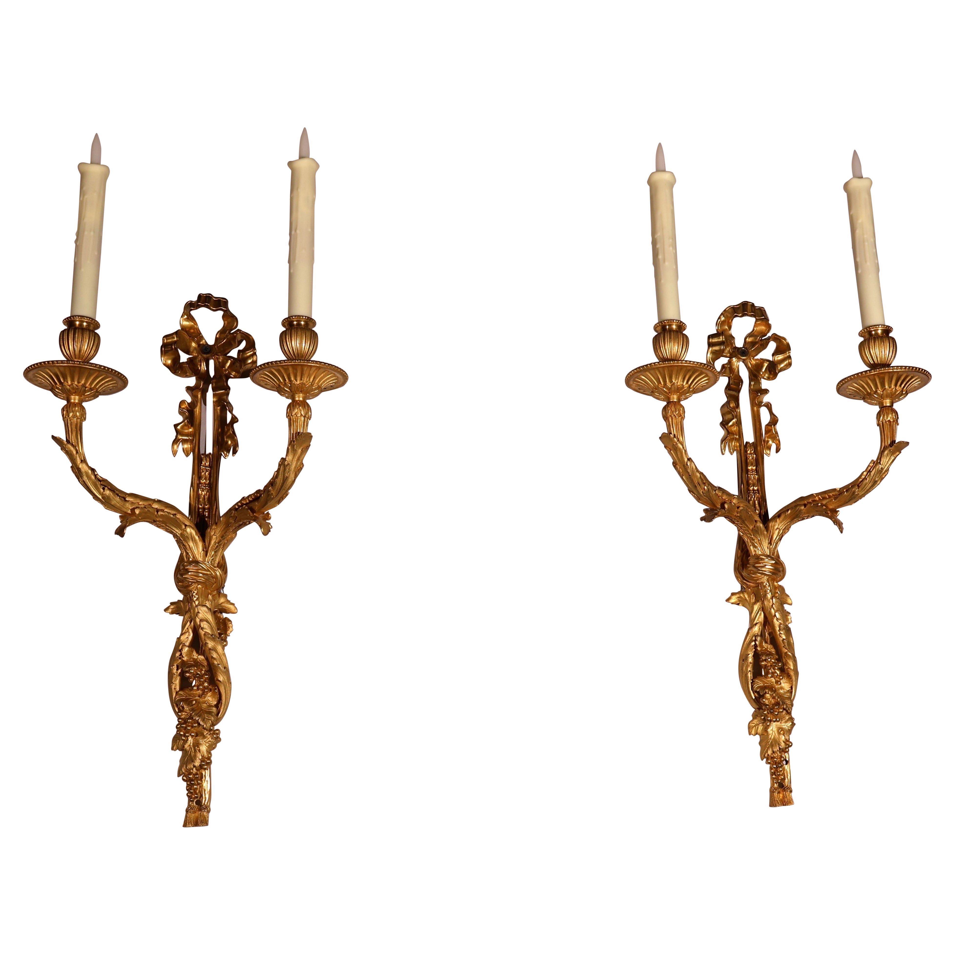 Paire d'appliques murales à 2 lumières en bronze doré en vente