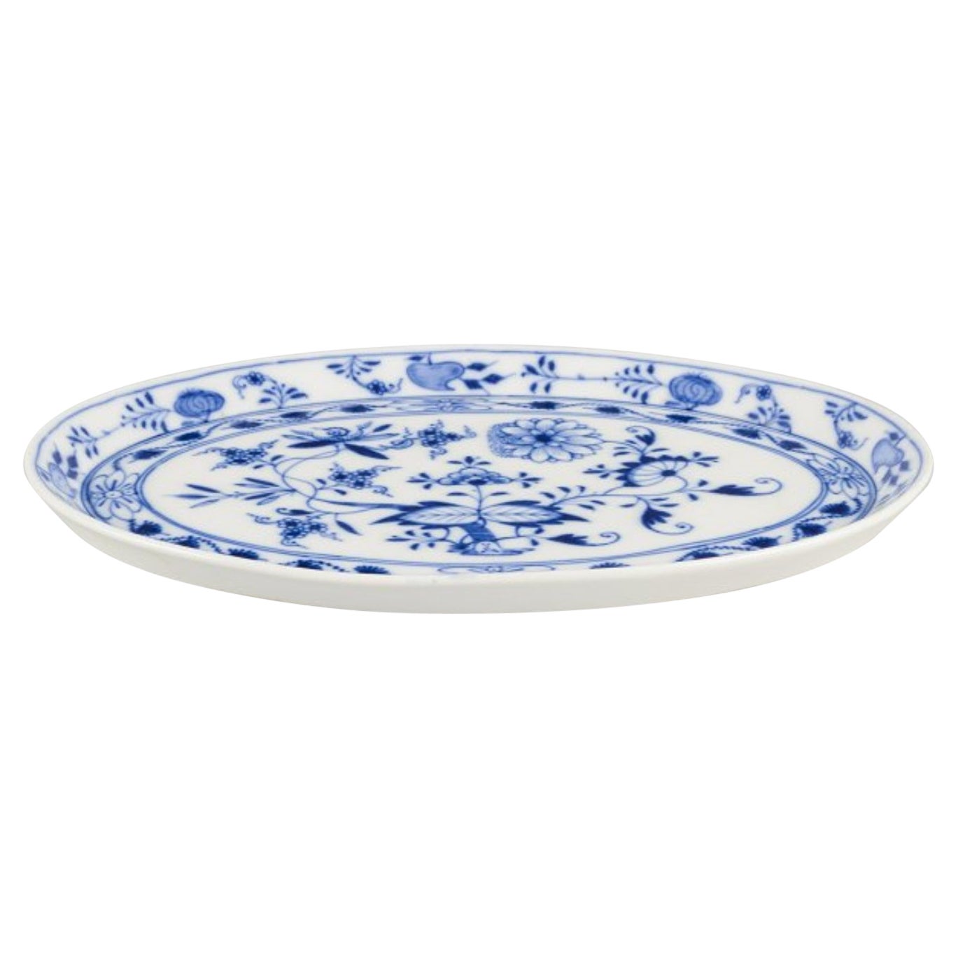 Meissen, Germany. Blue Onion tray in porcelain. Hand-painted decoration.