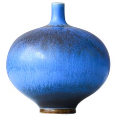 Vaso in miniatura in gres blu di Berndt Friberg. Studio A Gustavsberg Svezia 1960