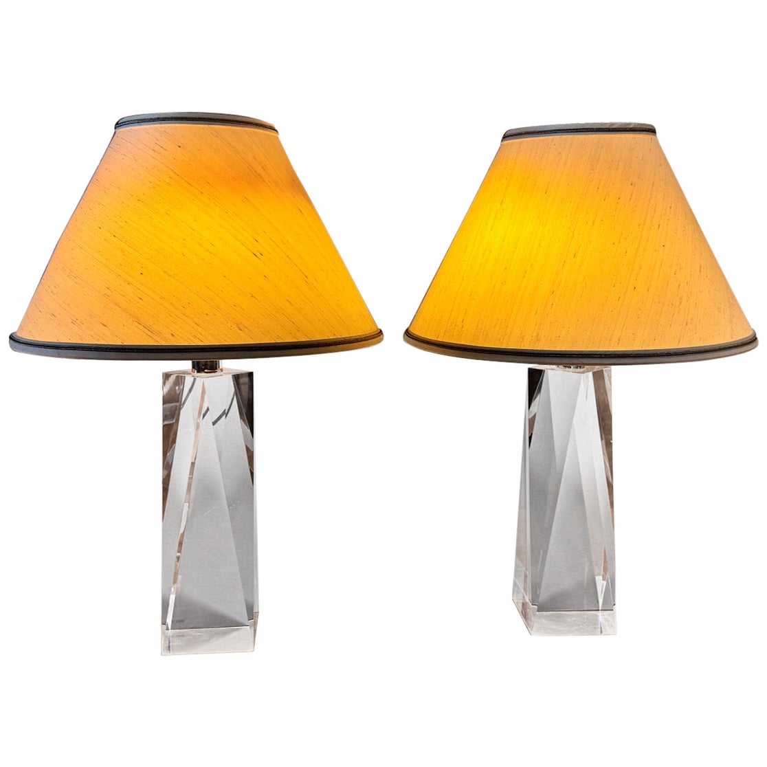 Paire de lampes post-modernes en acrylique à facettes en vente
