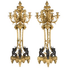 Coppia di candelieri Luigi XVIII. Bronzo (azzurrato e dorato). Francia, circa 1800.