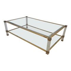 1970 Pierre Vandel Table basse en lucite et laiton avec verre biseauté