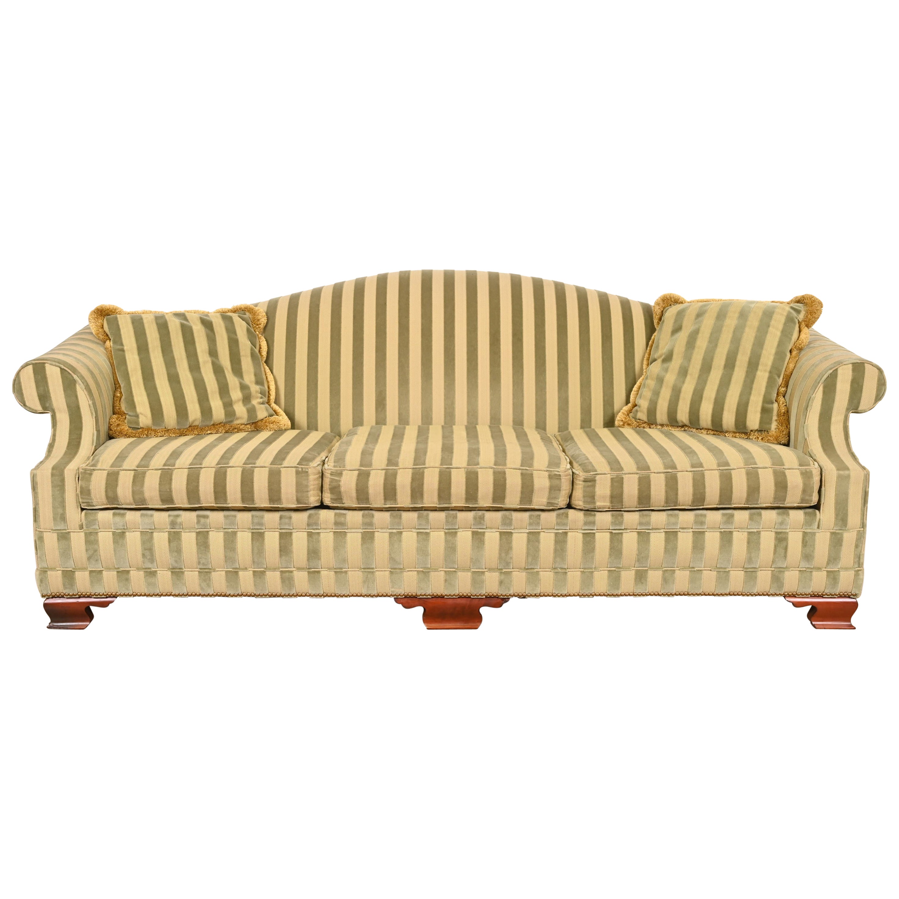 Kindel Furniture Sofá Regency Camelback Con Tapicería De Terciopelo A Rayas en venta