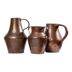 Set di tre contenitori in rame martellato rustico antico spagnolo, brocche