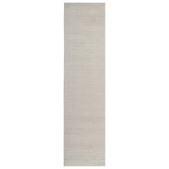 Rug & Kilims schlichter, moderner Teppich in massivem Silber und Off-White Ton-in-Ton