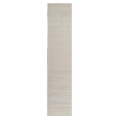 Rug & Kilims schlichter, moderner Teppich in massivem Silber und Off-White Ton-in-Ton