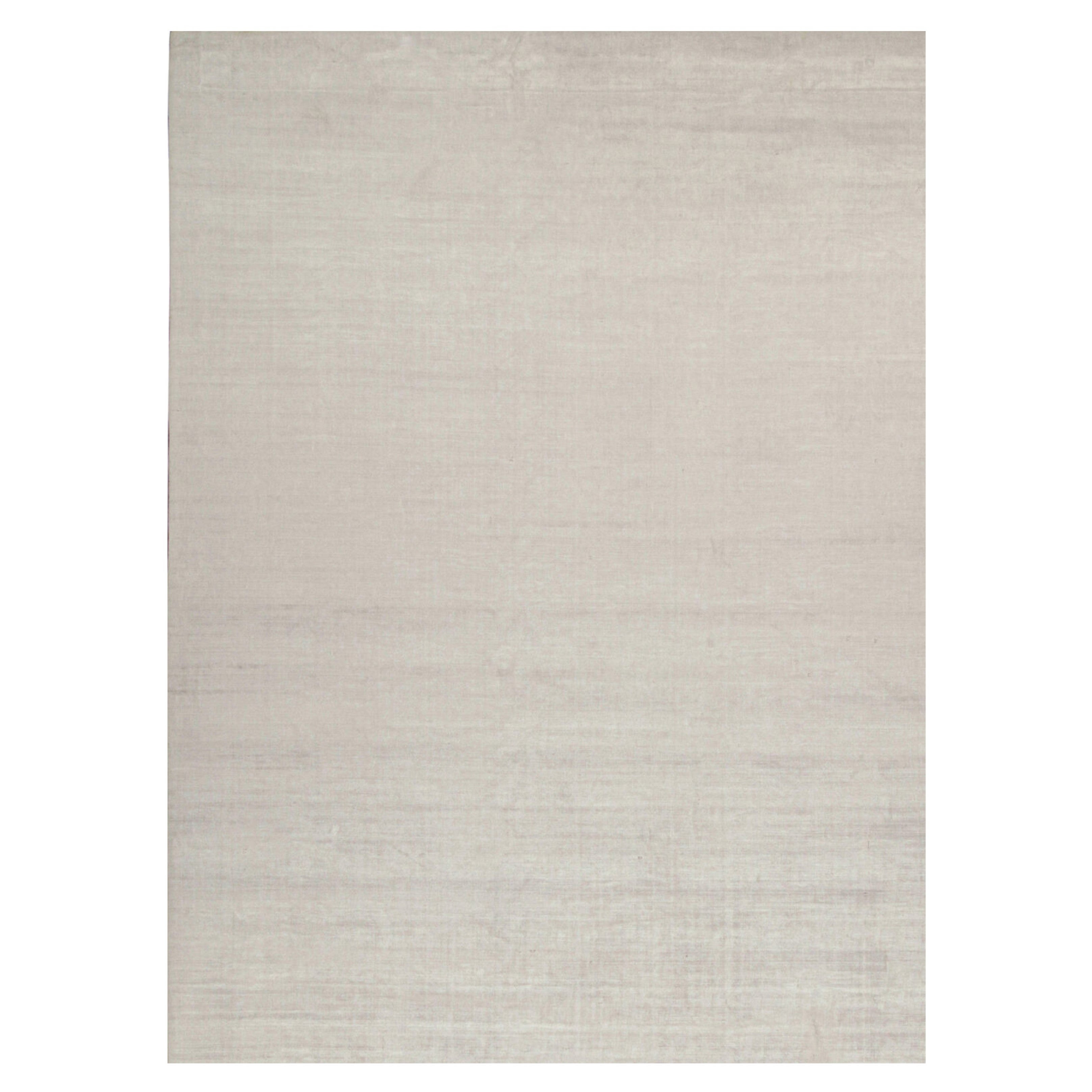 Rug & Kilim è un tappeto moderno in argento massiccio e bianco sporco tono su tono.